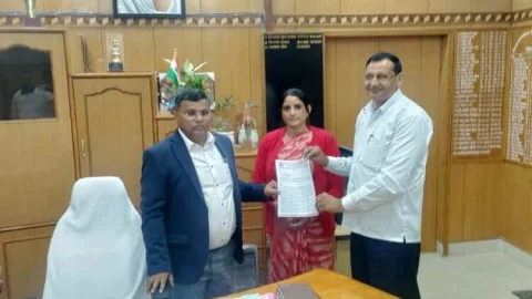 जिला कलेक्टर को ज्ञापन देकर जलस्रोतों को बचाने की उठाई मांग