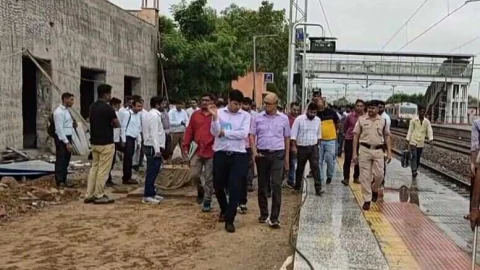 रेल्वे के डीआरएम ने रेल्वे स्टेशन का किया निरीक्षण