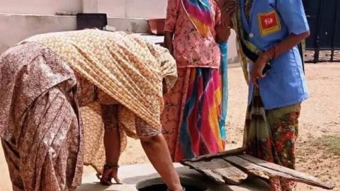 स्वास्थ्य कर्मी दे रहे हैं घर-घर दस्तक