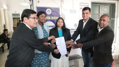 लोक अदालत की भावना से एक करोड़ पाँच लाख के क्लेम प्रकरण का निस्तारण