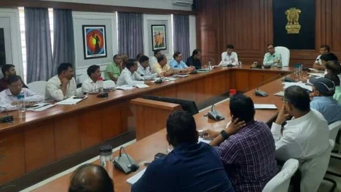 जिला कलेक्टर ने ली बजट घोषणाओं की समीक्षा बैठक