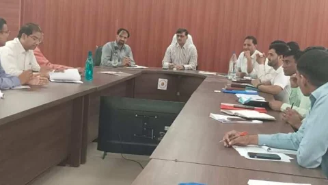 जिला स्तरीय अधिकारियों के साथ समीक्षा बैठक