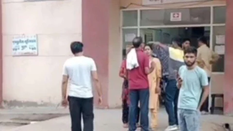 सड़क हादसे में महिला की मौत, 8 लोग घायल