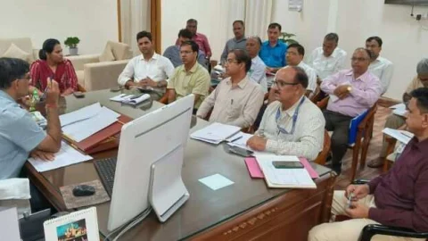 सम्पर्क पोर्टल पर लम्बित प्रकरणों और सीएमओ के परिवादों को प्राथमिकता से निस्तारित करें – जिला कलक्टर