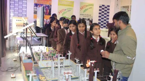 एस.एम.टी.आई कौशल् दक्षता प्रदर्शिनी का अवलोकन जारी