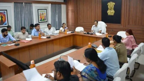 18 वर्ष से कम उम्र के नौजवानों को शराब उपलब्ध करवाने वाले शराब ठेकों का लाइसेंस निरस्त कर करें ठोस कार्यवाही – जिला कलेक्टर