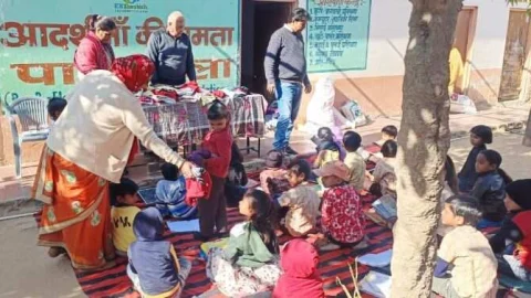 कच्ची बस्ती में बच्चों को किये स्वेटर वितरित