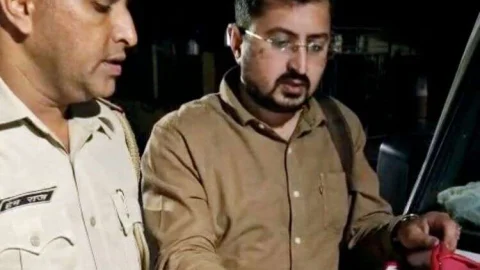 नाकाबंदी दौरान 340000 रू एवं 431.43 ग्राम सोने की पुरानी जैवलैरी जप्‍त