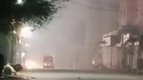 घना कोहरा छाया, सड़कों पर रेंगते नजर आए वाहन