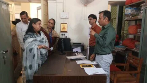 संभागीय आयुक्त ने किया कलेक्टे्रट एवं नगर परिषद कार्यालय का निरीक्षण