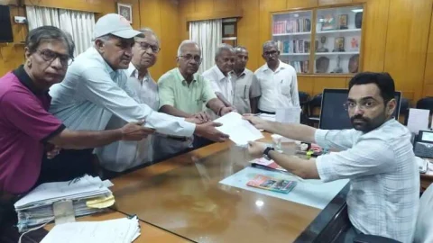 पेंशनर्स मंच ने मुख्यमंत्री के नाम जिला कलेक्टर को सौंपा ज्ञापन