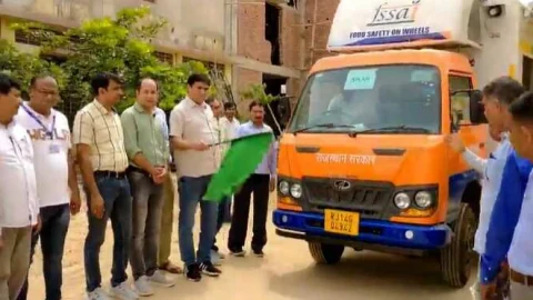 मोबाइल फूड टेस्टिंग लैब मोबाइल वैन को हरी झंडी दिखाकर रवाना