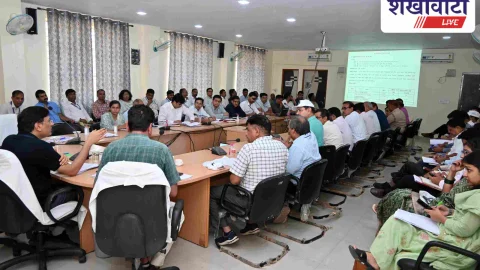 प्रभारी सचिव डॉ. समित शर्मा ने ली जिला स्तरीय समीक्षा बैठक, अधिकारियों को दिए सख्त निर्देश