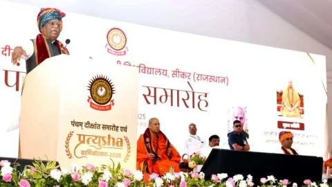 किताबी ज्ञान तक सीमित न रहते हुए अपने बौद्धिक विकास पर ध्यान केंद्रित करना चाहिए – राज्यपाल बागडे