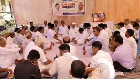 विधायक भगवानाराम सैनी ने दिया पंचायत समिति के सामने सांकेतिक धरना