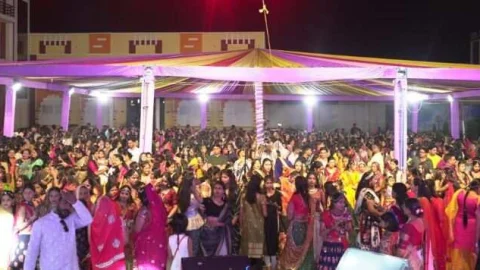 डांडिया महोत्सव कार्यक्रम में महिलाओं व युवतियों ने देर रात तक किया डांडिया नृत्य