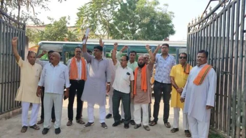 टेंडर प्रक्रिया में हो रही धांधलीबाजी की जांच करवाने की मांग को लेकर भाजपा कार्यकर्ताओं ने सौंपा ज्ञापन