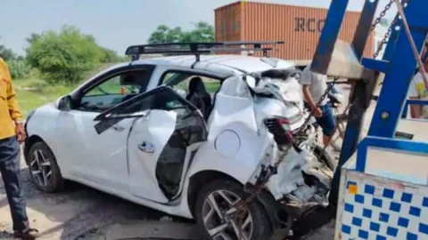 टैंकर ने दो कारों को पीछे से मारी टक्कर