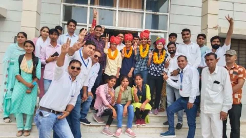 एमबीबीएस में चयन होने पर रैली निकाल कर किया सम्मान