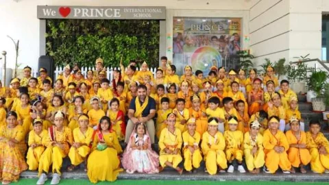 प्रिंस इंटरनेशनल स्कूल में श्रीकृष्ण जन्म पर्व मनाया : राधा-कृष्ण वेश में आए बच्चे
