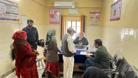 डिप्टी सीएमएचओ डॉ सर्वा ने मंडावा सीएचसी का किया निरीक्षण