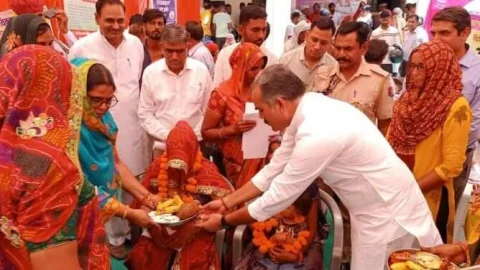 राजस्थान केश कला बोर्ड अध्यक्ष महेंद्र गहलोत ने महंगाई राहत कैंपों का निरीक्षण कर गारंटी कार्ड प्रदान किए