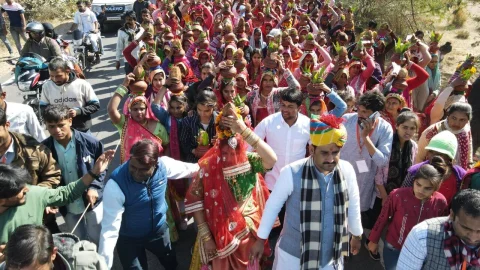 शिव मंदिर मूर्ति प्राण प्रतिष्ठा में तीन किलोमीटर तक उमड़ा श्रद्धा का जनसैलाब