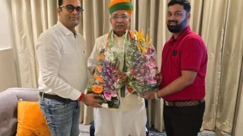 केन्द्रीय मंत्री से काबरा के नेतृत्व में मिले प्रवासी