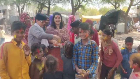झुग्गी झोपड़ी के लोगो के साथ मनाई होली
