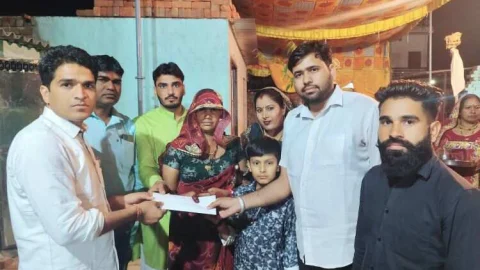 जरूरतमंद परिवार की तीन लड़कियों की शादी में की ₹21,000 की आर्थिक मदद