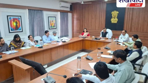 Sikar News: बीएलओ के लापरवाहों पर गिरेगी गाज, कलेक्टर ने दी चेतावनी