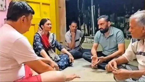 अघोषित बिजली कटौती से परेशान लोगों ने रात 12:30 बजे एक्सईएन दफ्तर में दिया धरना