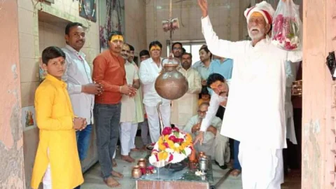 त्रिवेणी संगम के जल से जलाभिषेक कर महादेव को रिझाया