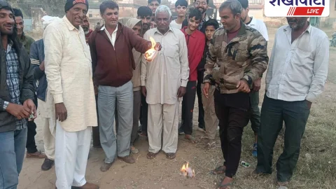 बीज व बिजली विधेयक 2025 के विरोध में  किसानों ने प्रतियां जलाईं