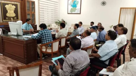 अधिकारी पेयजल व्यवस्था पर विशेष फोकस करें – कलक्टर