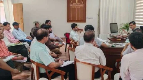 जिला स्तरीय अधिकारियों के साथ समीक्षा बैठक