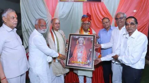 नगरधणी का आशीर्वाद प्राप्त कर गायों को हरा चारा व गुड खिलाकर मनाया समाजसेवी ने जन्मदिवस