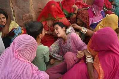 Jaisalmer Bus Fire: एक साथ मुक्तिधाम पहुंचे 5 शव तो चीत्कार मारकर रो पड़े लोग, पूरे गांव में पसरा मातम