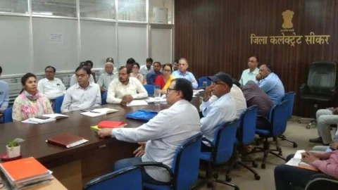 जिला कलेक्टर ने सुनी आमजन की समस्याएं, निस्तारण के दिए निर्देश