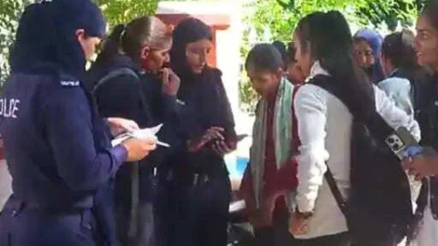 महिला को तुरंत मिलेगी पुलिस सहायता : महिला पेट्रोलिंग पुलिस एप्प के बारे में स्टूडेंट्स को दे रही है जानकारी