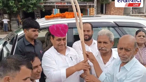 Jhunjhunu News: उदयपुरवाटी में गोविंद सिंह डोटासरा का जेली व साफा भेंट कर स्वागत