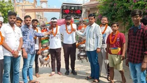 151 किलो की कावड़ लेकर पहुंचे कांवड़ियों का युवाओं ने किया स्वागत