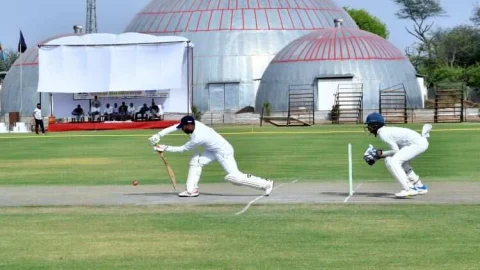 जेजेटी यूनिवर्सिटी खेल मैदान पर क्रिकेट प्रतियोगिता के मुकाबला जारी