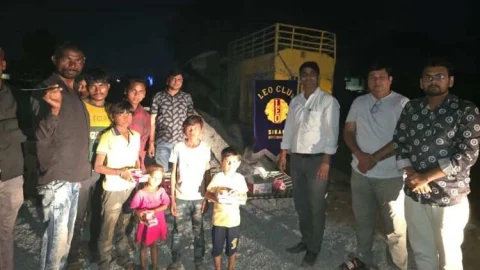 बस्ती में बच्चों के साथ मनाया दिवाली स्नेह मिलन