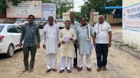 भारी बरसात के कारण हुए नुकसान के लिए मुआवजे व राहत कार्य को लेकर जिला कलक्टर को दिया ज्ञापन