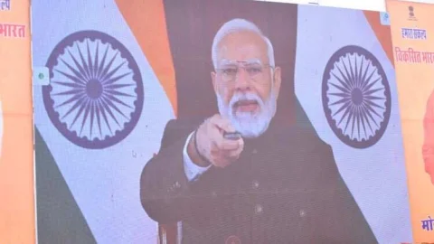 प्रधानमंत्री मोदी ने किया योजनाओं के लाभार्थीयों से संवाद