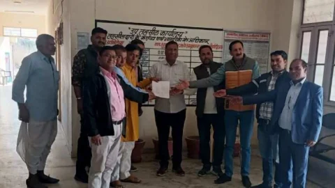 बजट घोषणा में मंत्रालियक कर्मचारियों की प्रमुख मांगो को शामिल नहीं किये जाने के विरोध में दिया ज्ञापन