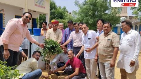 पूर्व विधायक अभिनेश महर्षि ने विद्यालय में किया वृक्षारोपण