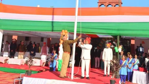 झुंझुनू जिला कलक्टर ने स्वर्ण जयंती स्टेडियम में फहराया राष्ट्रीय ध्वज