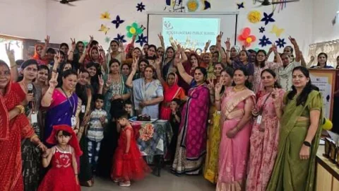 केक काटकर मनाया मदर्स डे